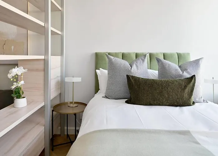Aquila - Stylish 1-Bed Apartment In Iconic High-Rise City Views