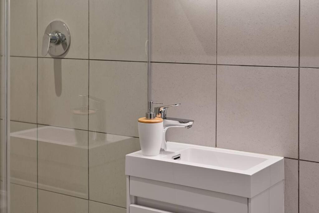 Aquila - Stylish 1-bed In Iconic High-rise Views Apartment